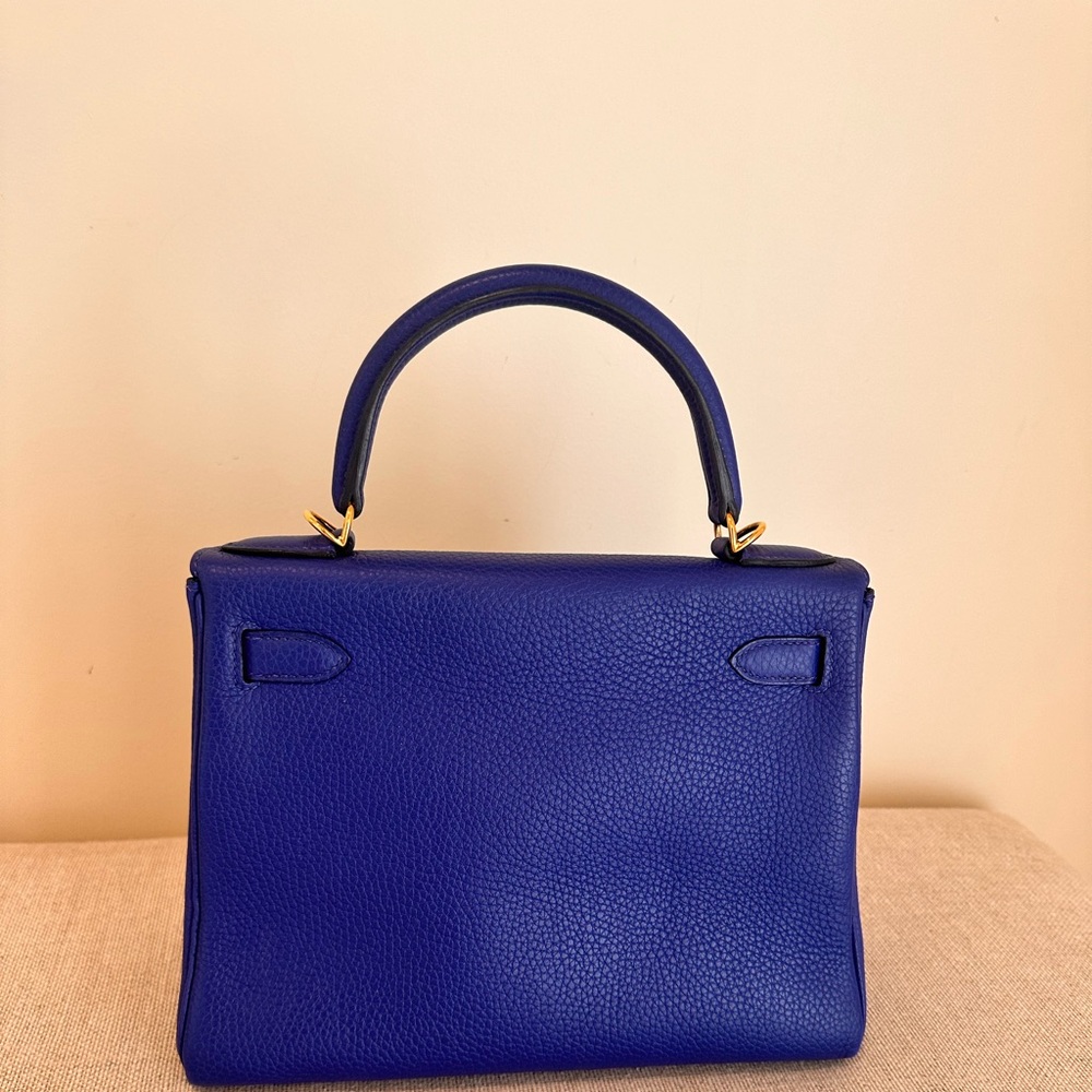 Hermes Kelly 28 in Bleu Electrique and gold hardware. Togo Leather. - Picture 3 of 3